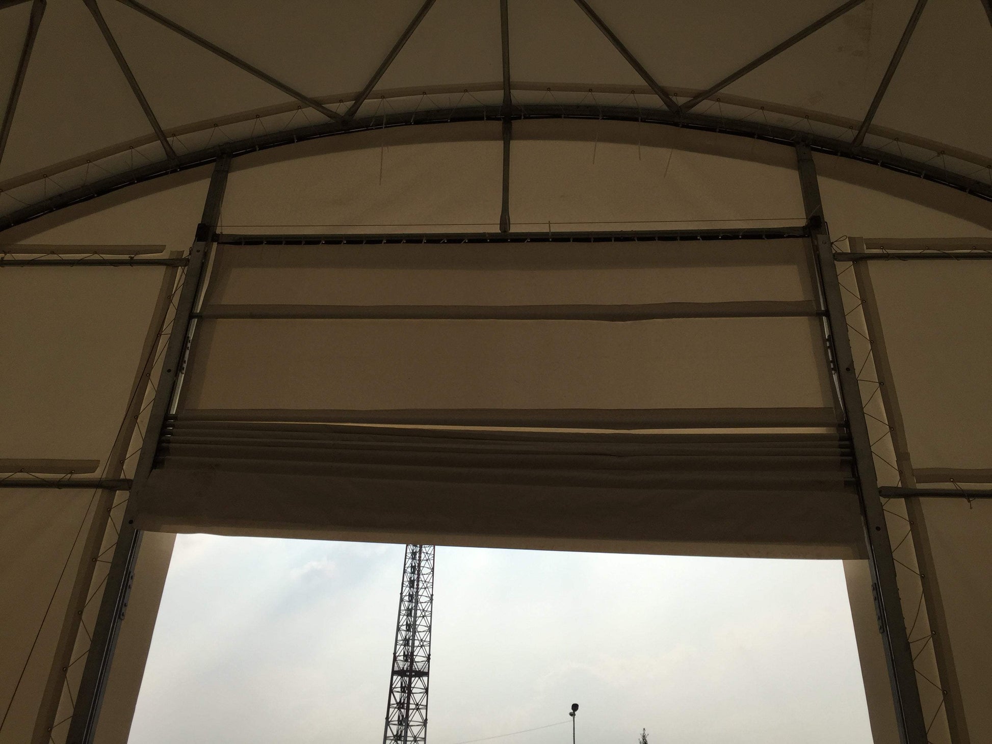 Easyhallen - Frontvegg til containertelt - 40 fot - med port - Easy Gruppen