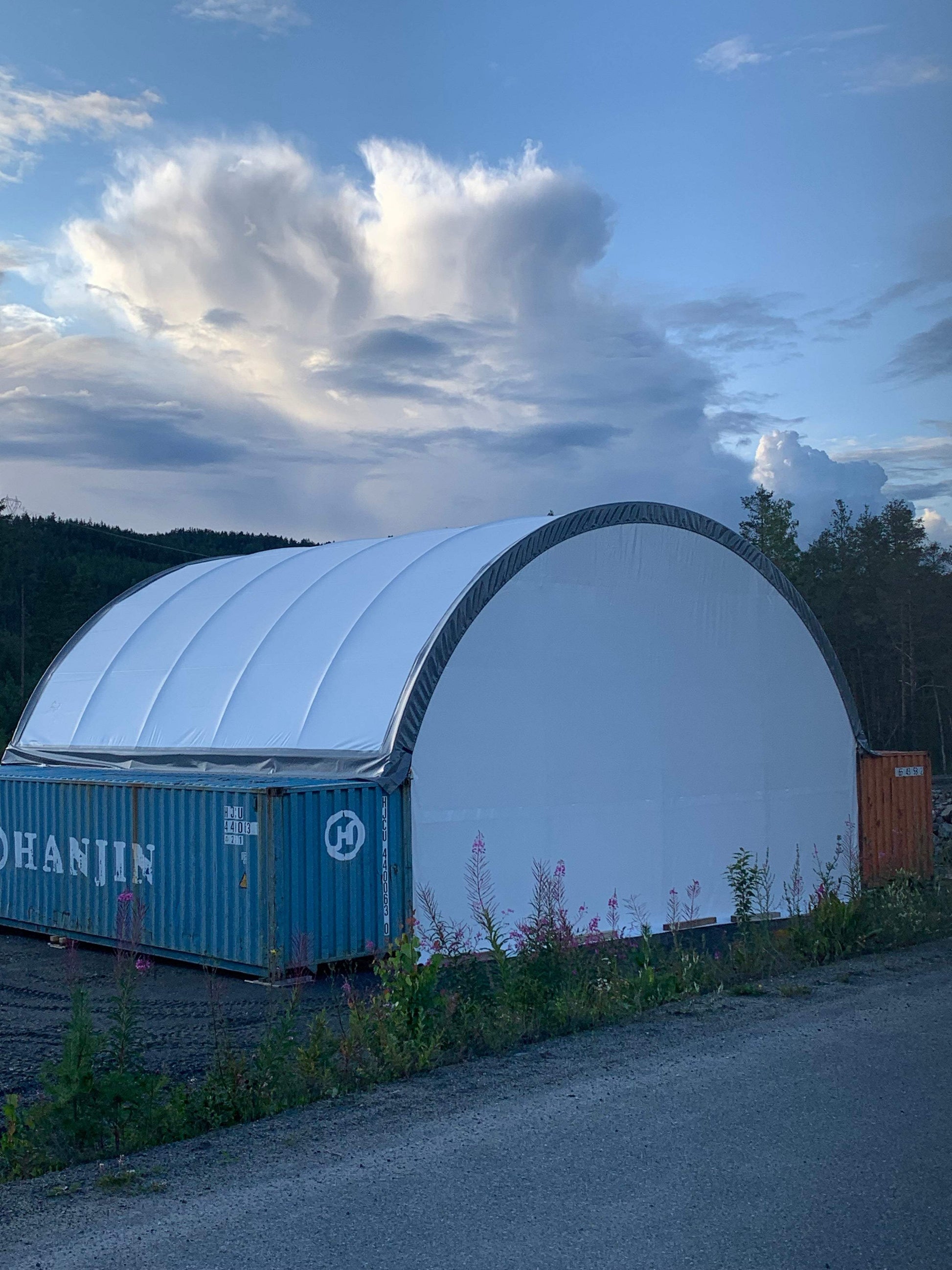 Easyhallen - Frontvegg til containertelt - 40 fot - med port - Easy Gruppen