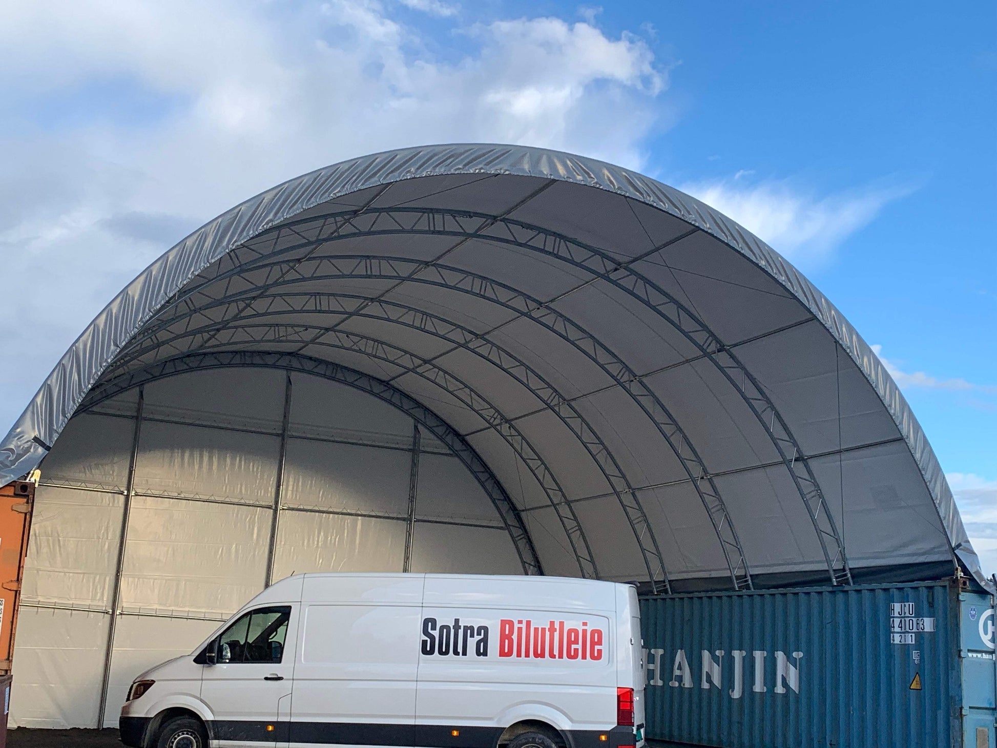 Easyhallen - Frontvegg til containertelt - 40 fot - med port - Easy Gruppen
